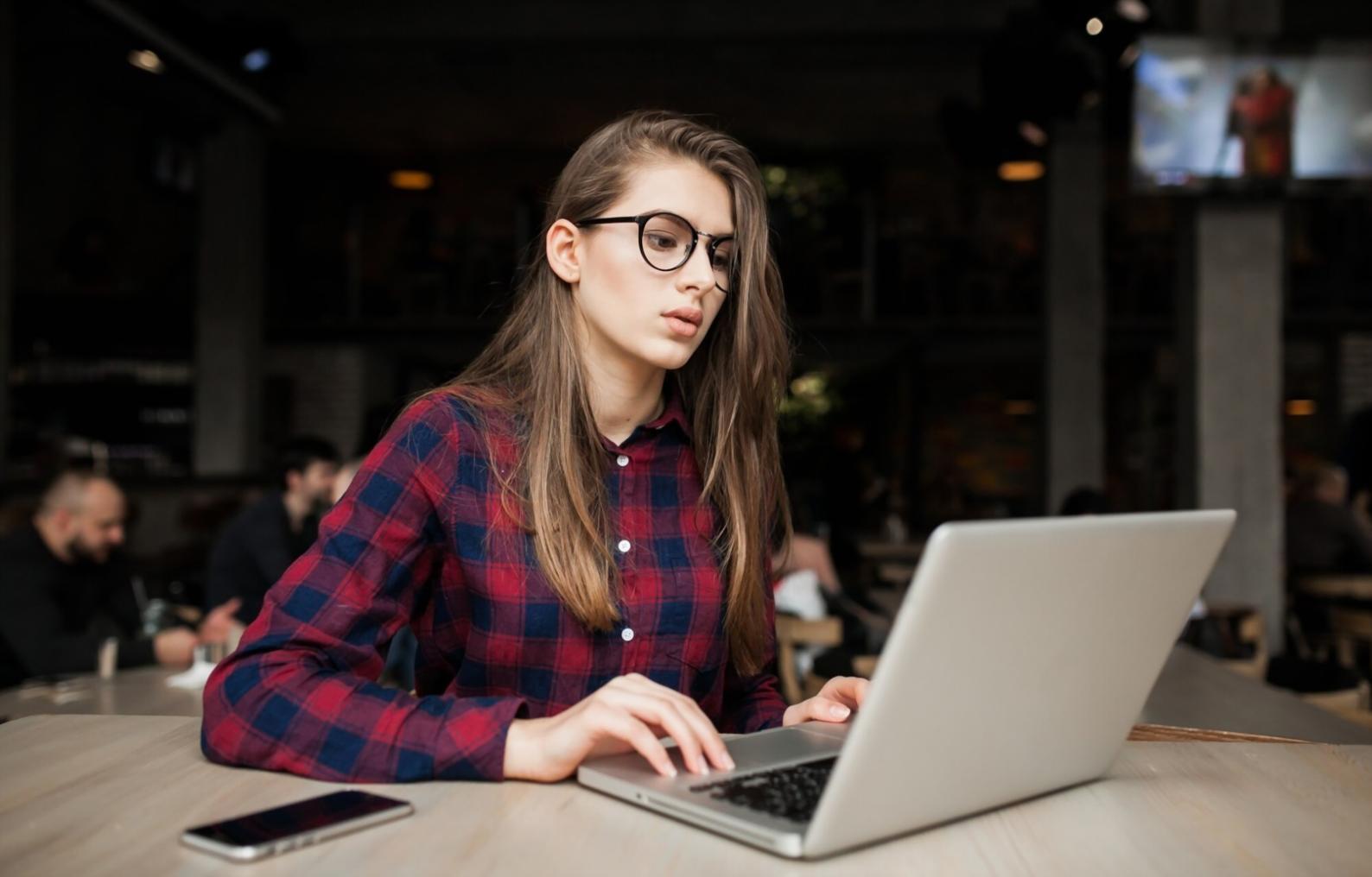 Visualisierung einer modernen Cloud-Architektur mit verteilten Services und Datenströmen